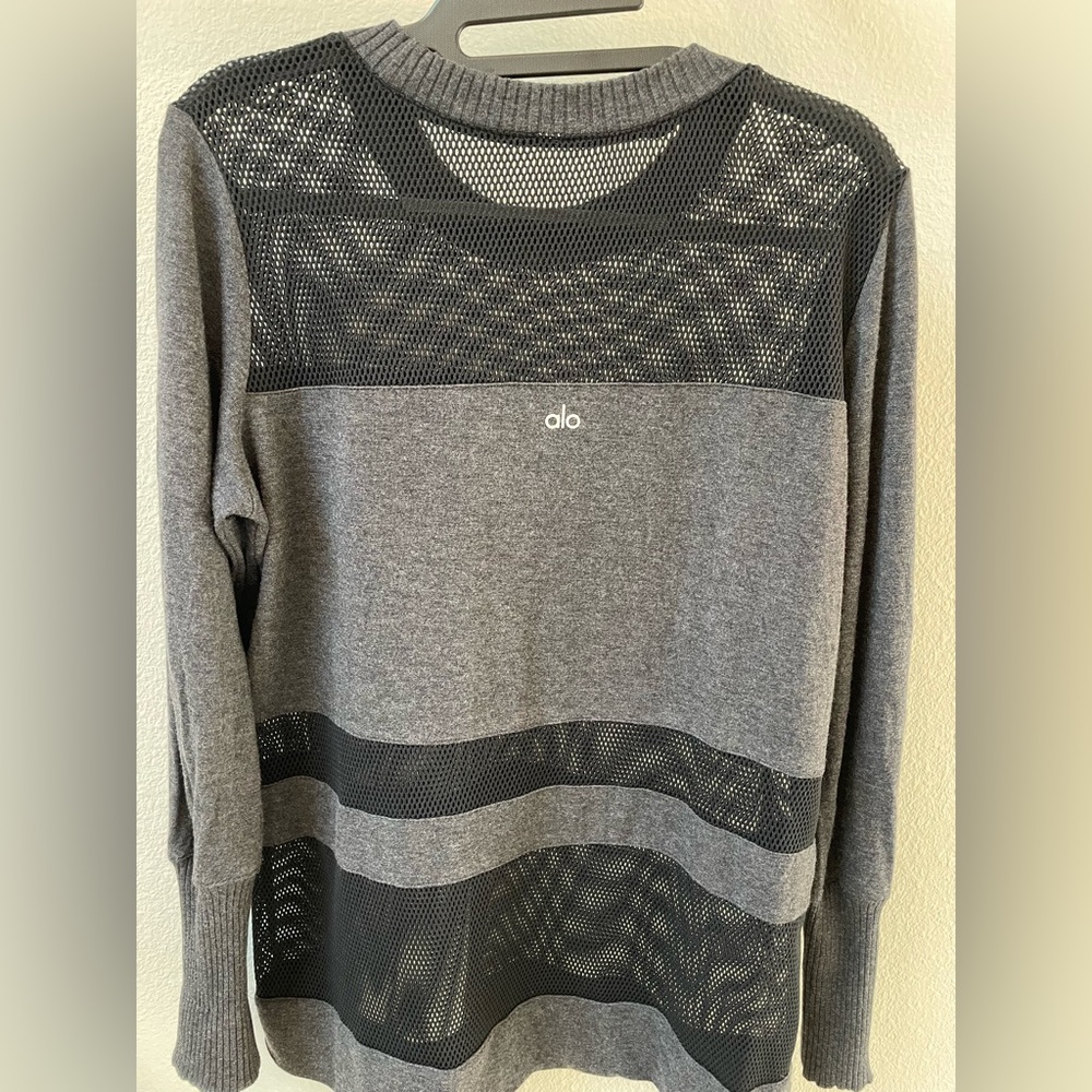 Alo women’s long sleeve shirt. Heather gray/ black.